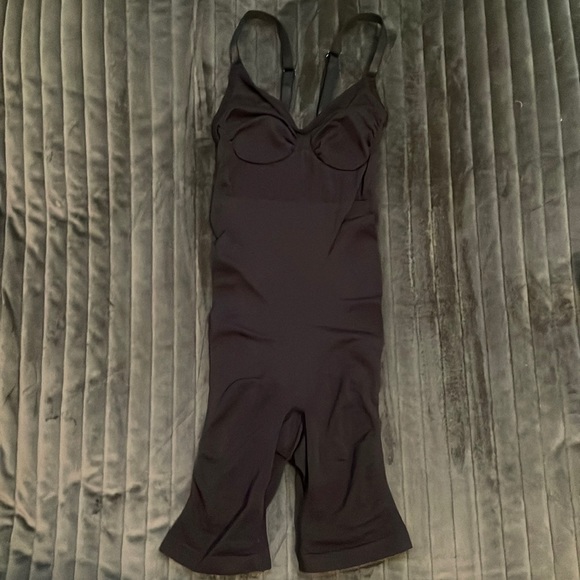 SEAMLESS SCULPT MID THIGH BODYSUIT - Picture 2 of 8